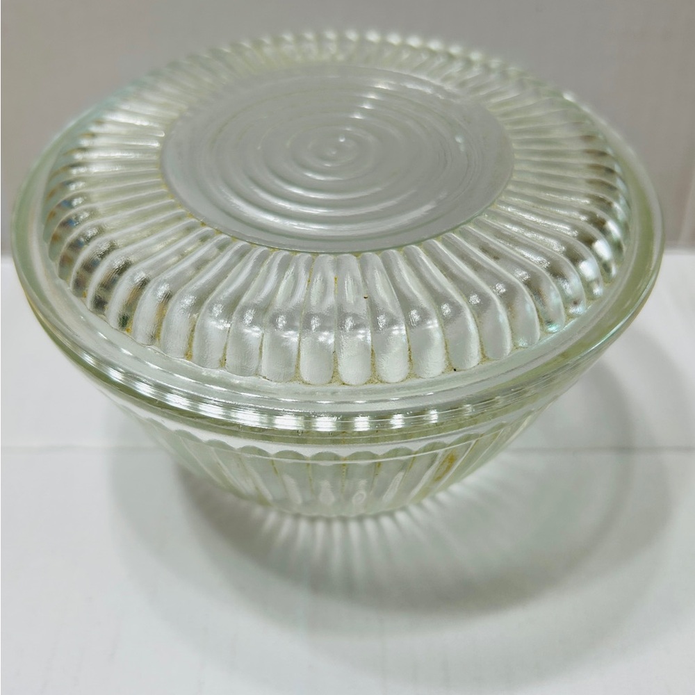 Vintage refrigerator bowl, Queen Mary style. Anchor Hocking 1920’s to 1930’s.
